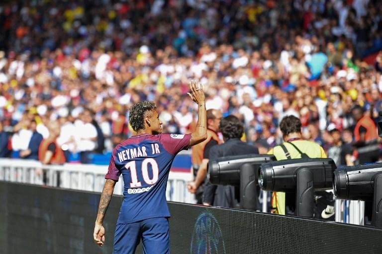 Neymar &eacute; ovacionado pela torcida do PSG