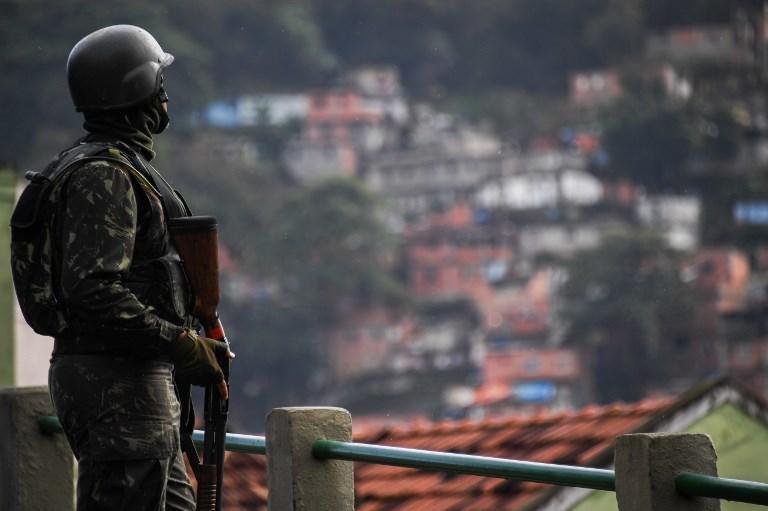 Cinco mil militares combatem ao roubo de cargas e tr&aacute;fico de drogas em diversas favelas cariocas