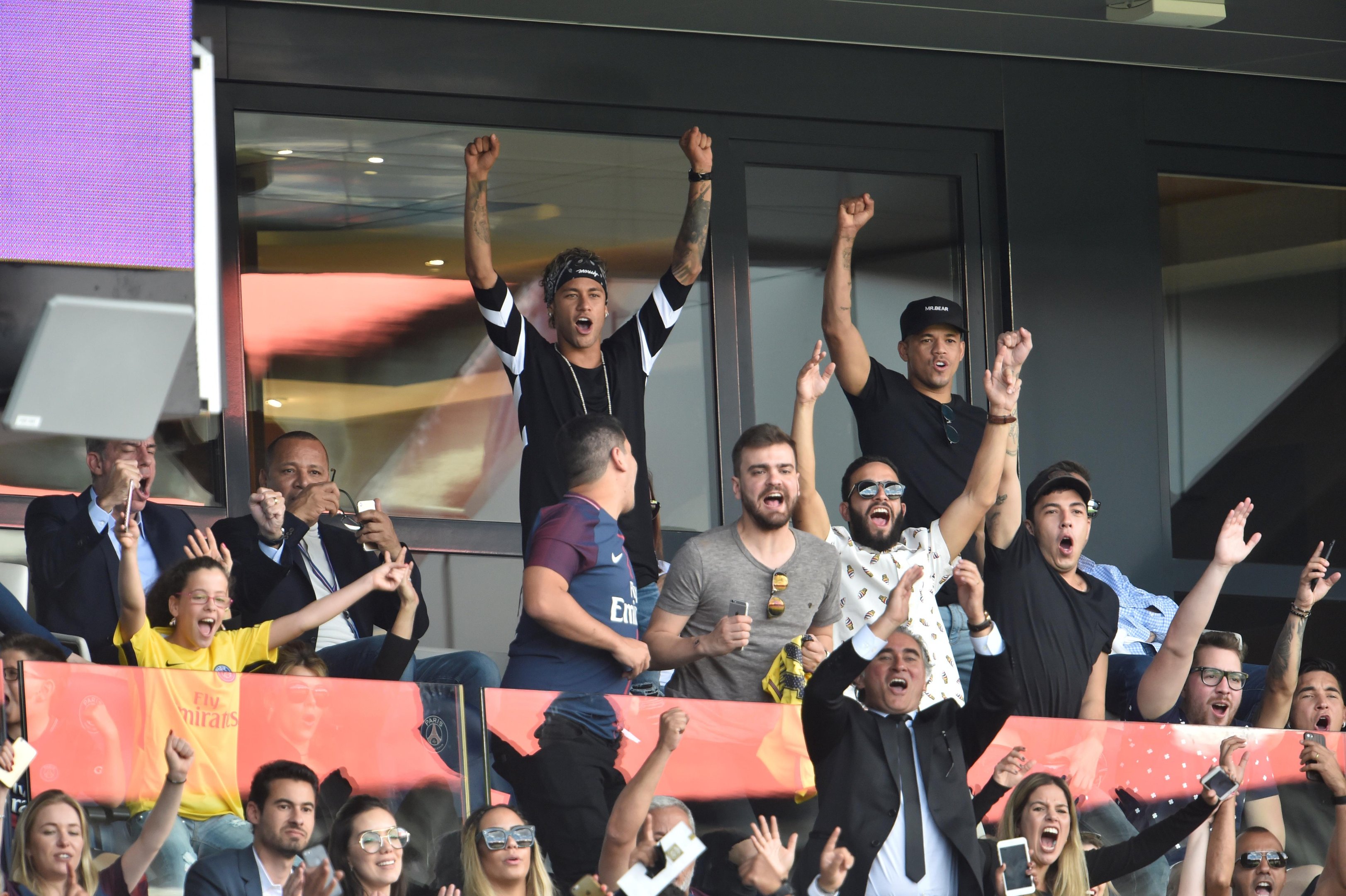 Neymar assistiu &agrave; vit&oacute;ria do PSG com os amigos