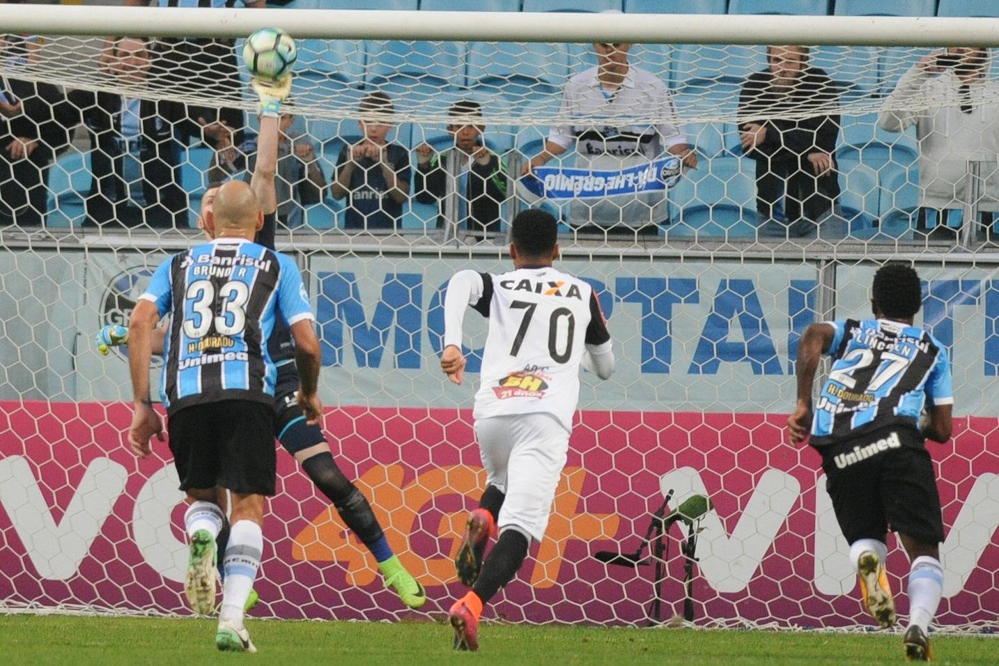 Goleiro fez sua estreia com atua&ccedil;&atilde;o segura em vit&oacute;ria do Gr&ecirc;mio