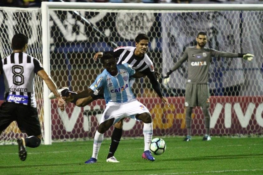 Resultado deixou o Santos com 35 pontos, ainda na terceira coloca&ccedil;&atilde;o, enquanto o Ava&iacute; est&aacute; em pen&uacute;ltimo com 18