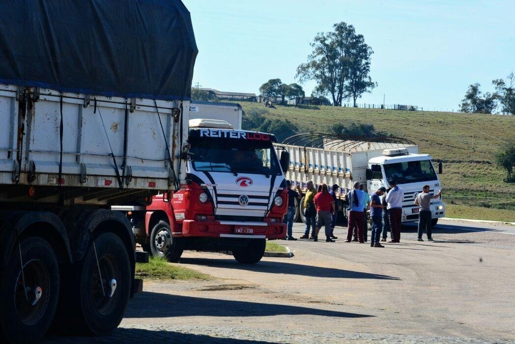 Protesto em Cristal re&uacute;ne cerca de 400 caminhoneiros