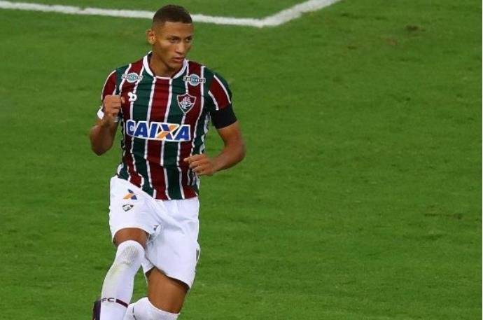 Atacante assinou contrato de cinco temporadas com o clube londrino e vai disputar a Premier League