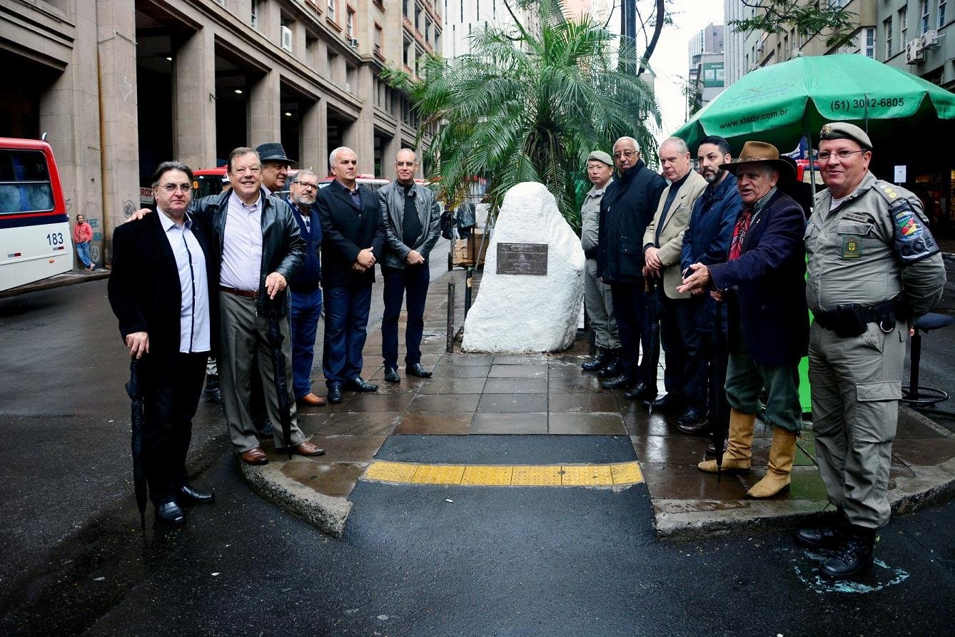 PM morto em 1990 tem placa em homenagem na Esquina Democr&aacute;tica