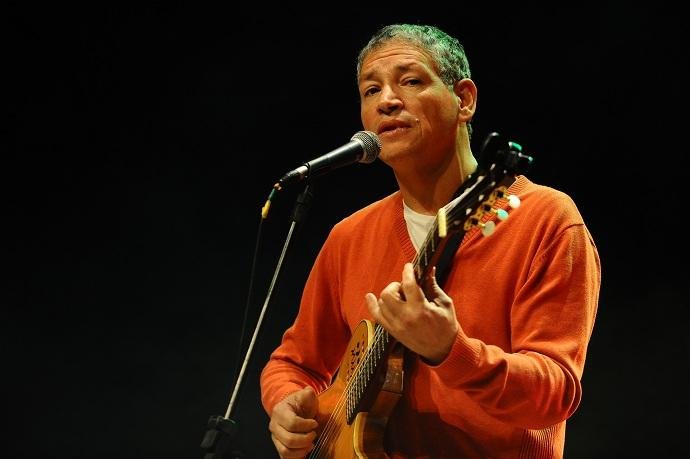 Artista se apresenta ao lado de  Elisa Fernandes, sua filha