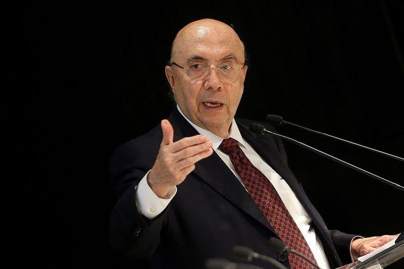 O ministro da Fazenda disse que, para manter a meta fiscal, o governo espera principalmente melhorar a arrecada&ccedil;&atilde;o