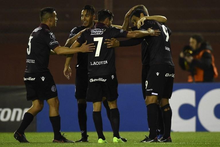 Lan&uacute;s vence The Strongest e se classifica para as quartas da Libertadores 