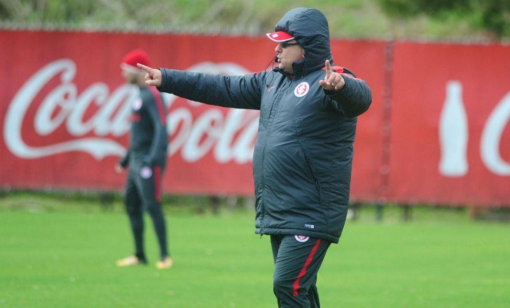 Guto comandou treino de sa&iacute;da de bola e combates homem a homem