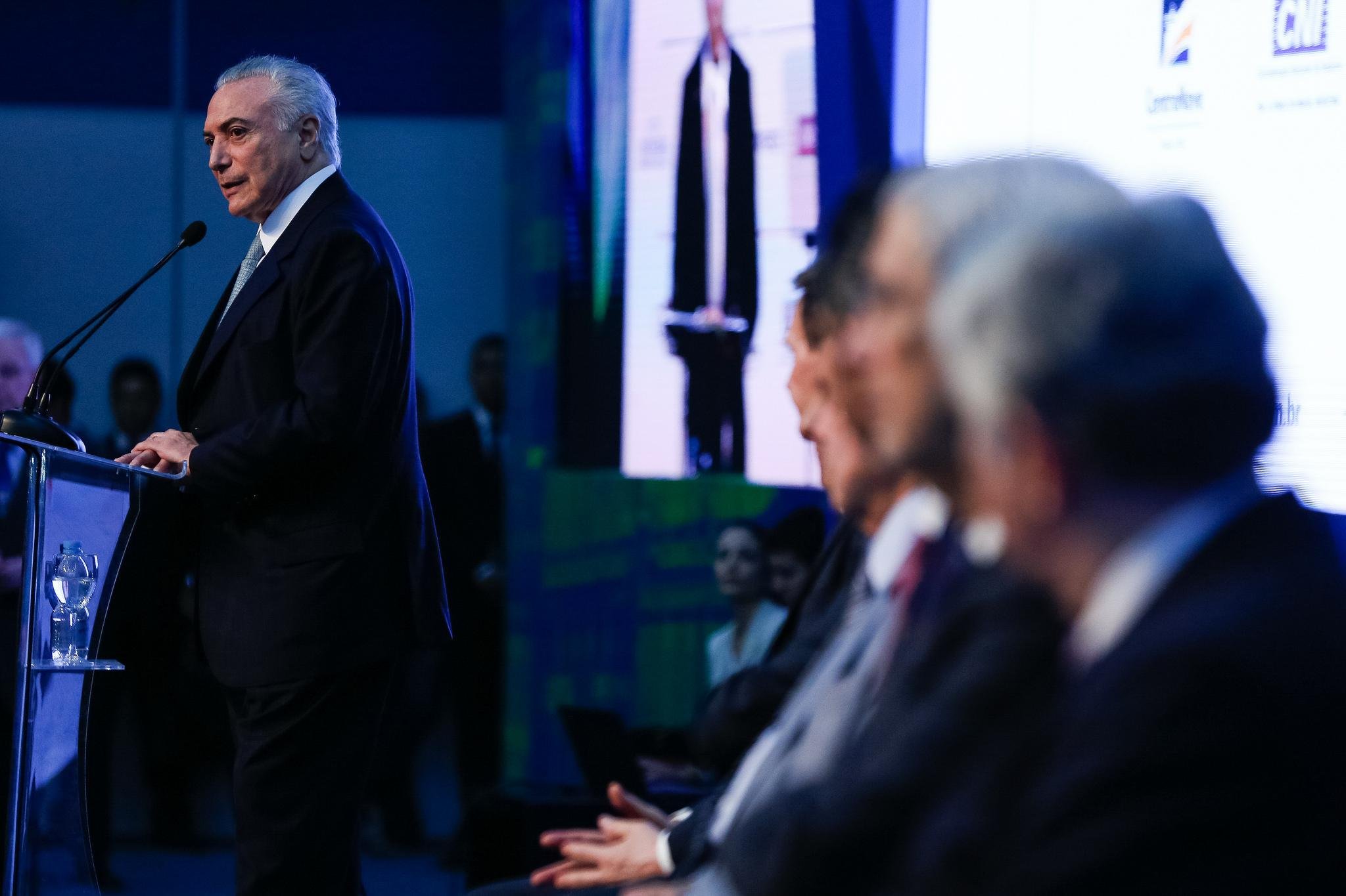 Presidente voltou a negar reajuste ap&oacute;s ideia ser mal recebida na sociedade e entre parlamentares