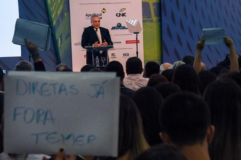 Grupo tamb&eacute;m usou cartazes com dizeres "golpista" durante manifesta&ccedil;&atilde;o