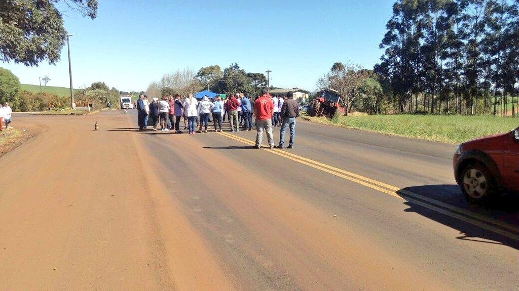 Cerca de 100 pessoas bloquearam a ERS 324 no km 102