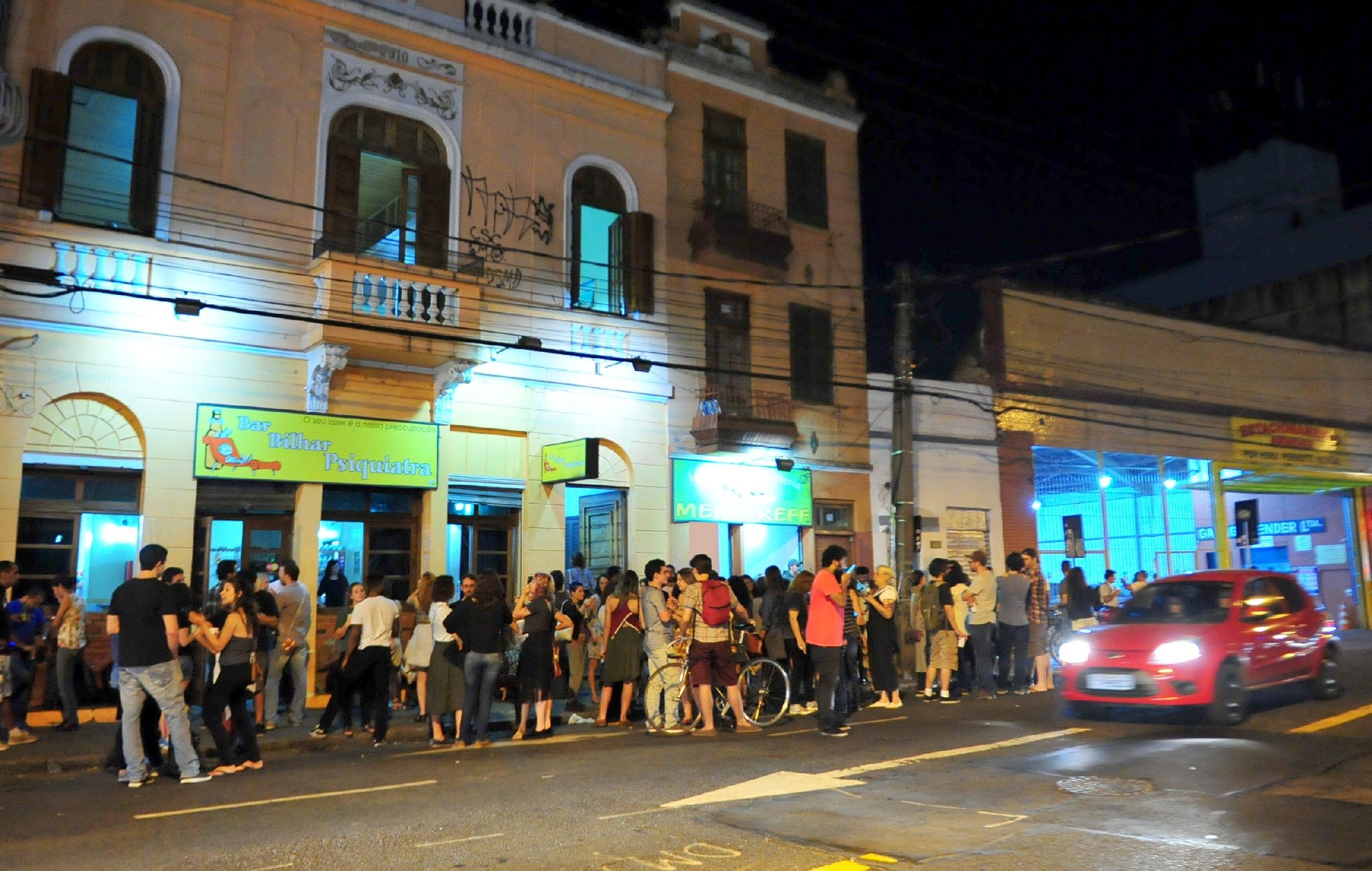 Grupo relatou problemas frequentes de barulho, sujeita e consumo de drogas il&iacute;citas na rua Jo&atilde;o Alfredo