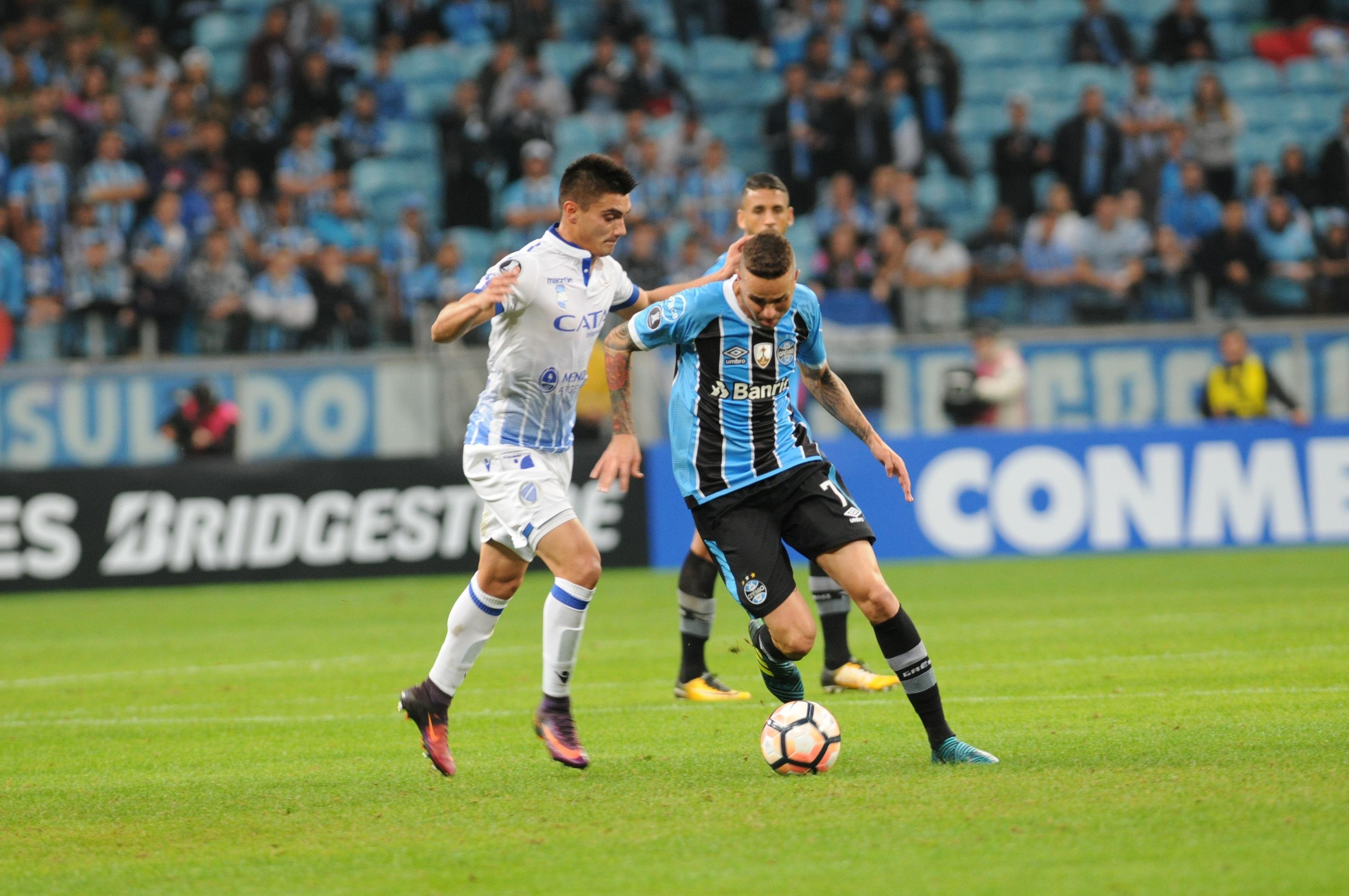 Jogadores do Gr&ecirc;mio celebram fim do fantasma das oitavas ap&oacute;s vit&oacute;ria sobre Godoy 