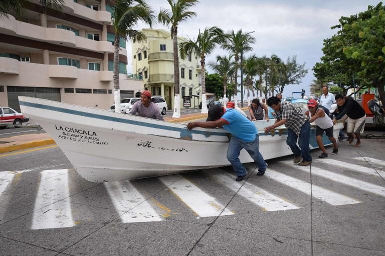 Pescadores arrastaram seus barcos para fora do mar