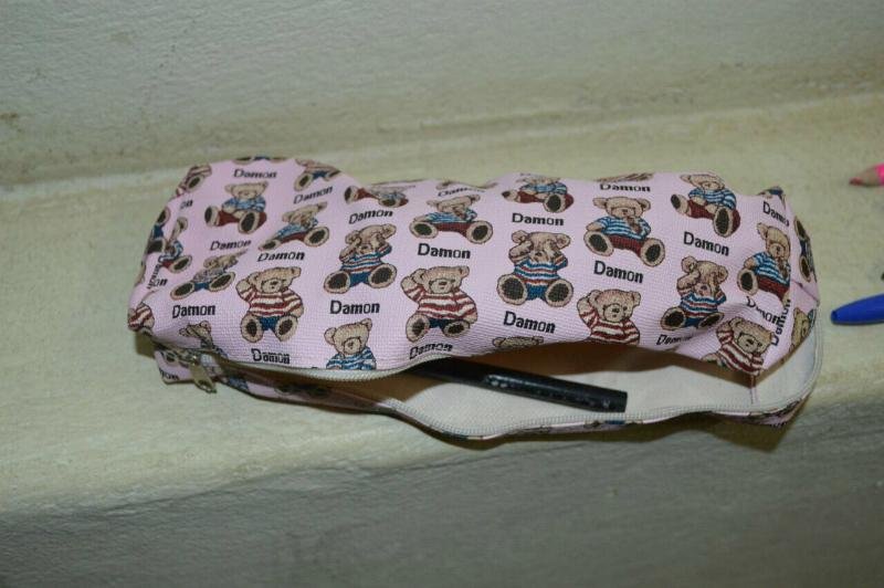 Chocolates estavam em um estojo infantil de material escolar