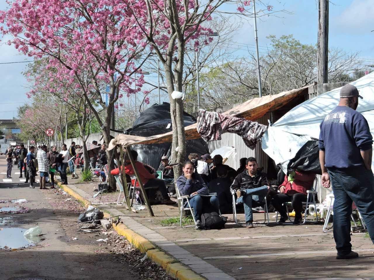 Centenas de pessoas fazem fila para garantir vaga tempor&aacute;ria de trabalho na 40&ordf; Expointer