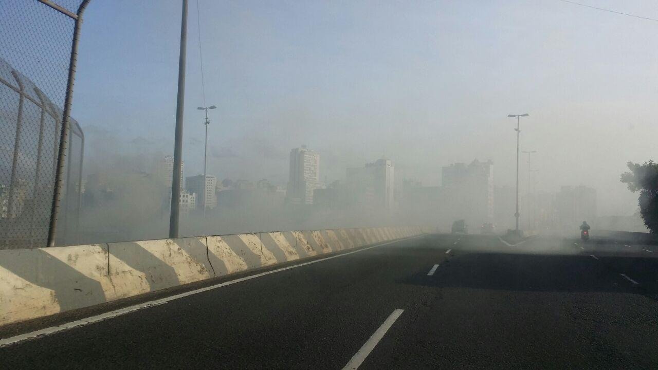 Inc&ecirc;ndio atinge avenida da Legalidade e dificulta tr&acirc;nsito em Porto Alegre
