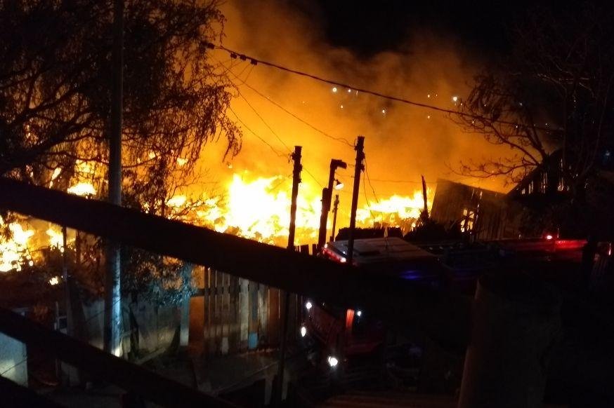 Inc&ecirc;ndio atinge casas na Ilha do Pav&atilde;o, em Porto Alegre