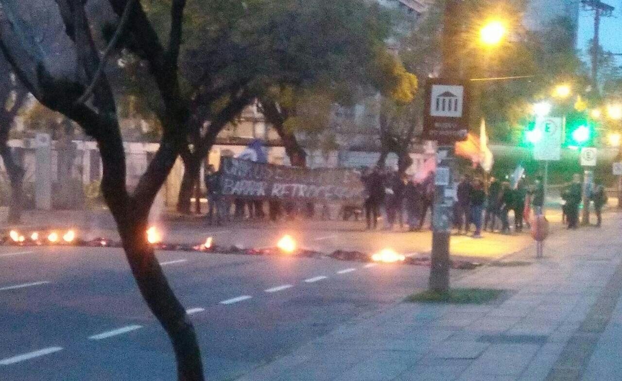 Estudantes atearam fogo em pneus e fizeram bloqueio