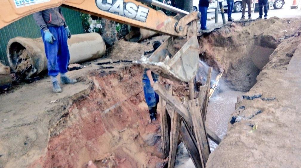 Obra atinge tubula&ccedil;&atilde;o de g&aacute;s na zona Sul de Porto Alegre