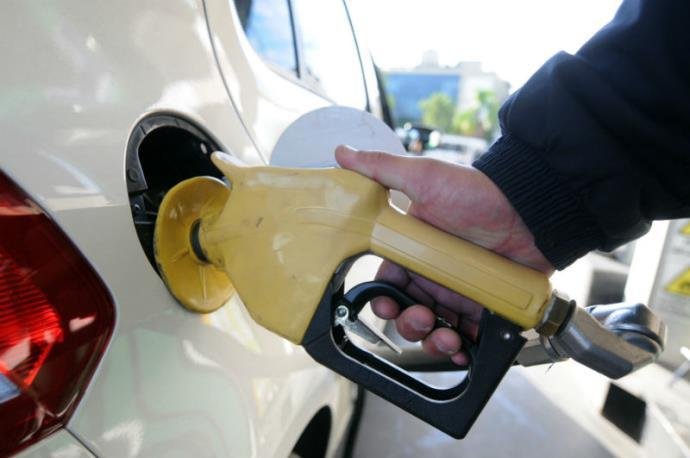 No litro da gasolina, o valor de refer&ecirc;ncia passa de R$ 3,745 para R$ 3,9786