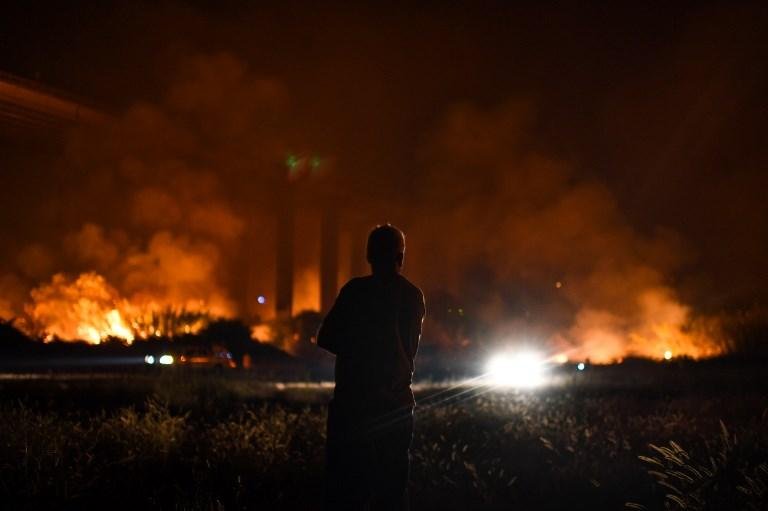 Centenas de bombeiros continuam de prontid&atilde;o para conter novas chamas