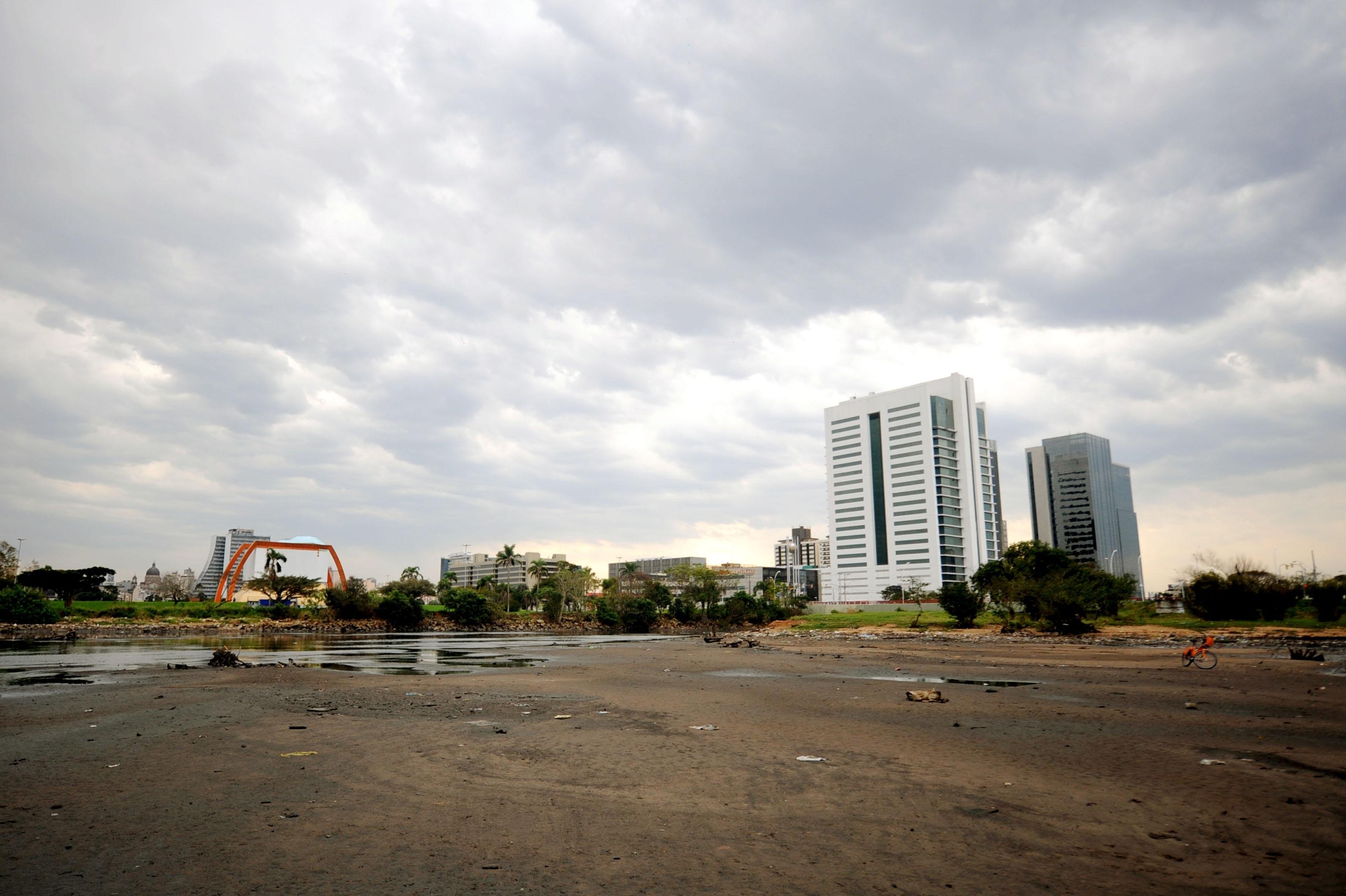 Vento faz Gua&iacute;ba recuar em Porto Alegre