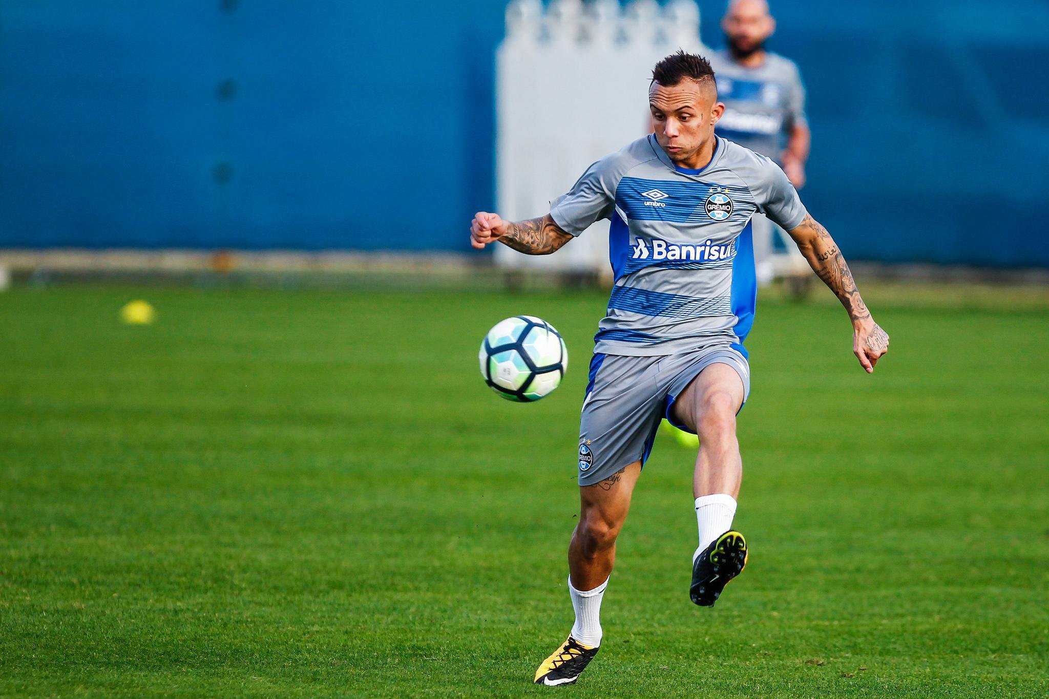 Everton deve comandar ataque do Gr&ecirc;mio contra o Botafogo