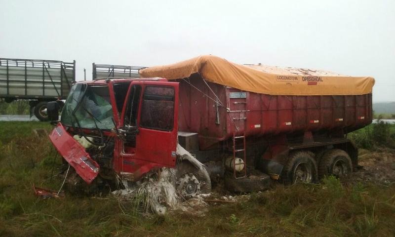 Colis&atilde;o envolveu carro e caminh&atilde;o no Piratini