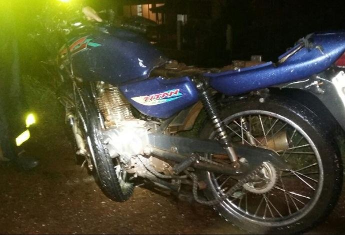 Motocicleta colidiu frontalmente contra um Gol