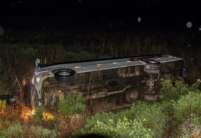 Ve&iacute;culo saiu da pista e tombou em um barranco