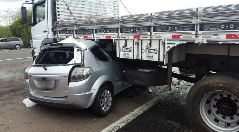 Caminh&atilde;o tentou retorno em local proibido e acabou acertando Ford Ka
