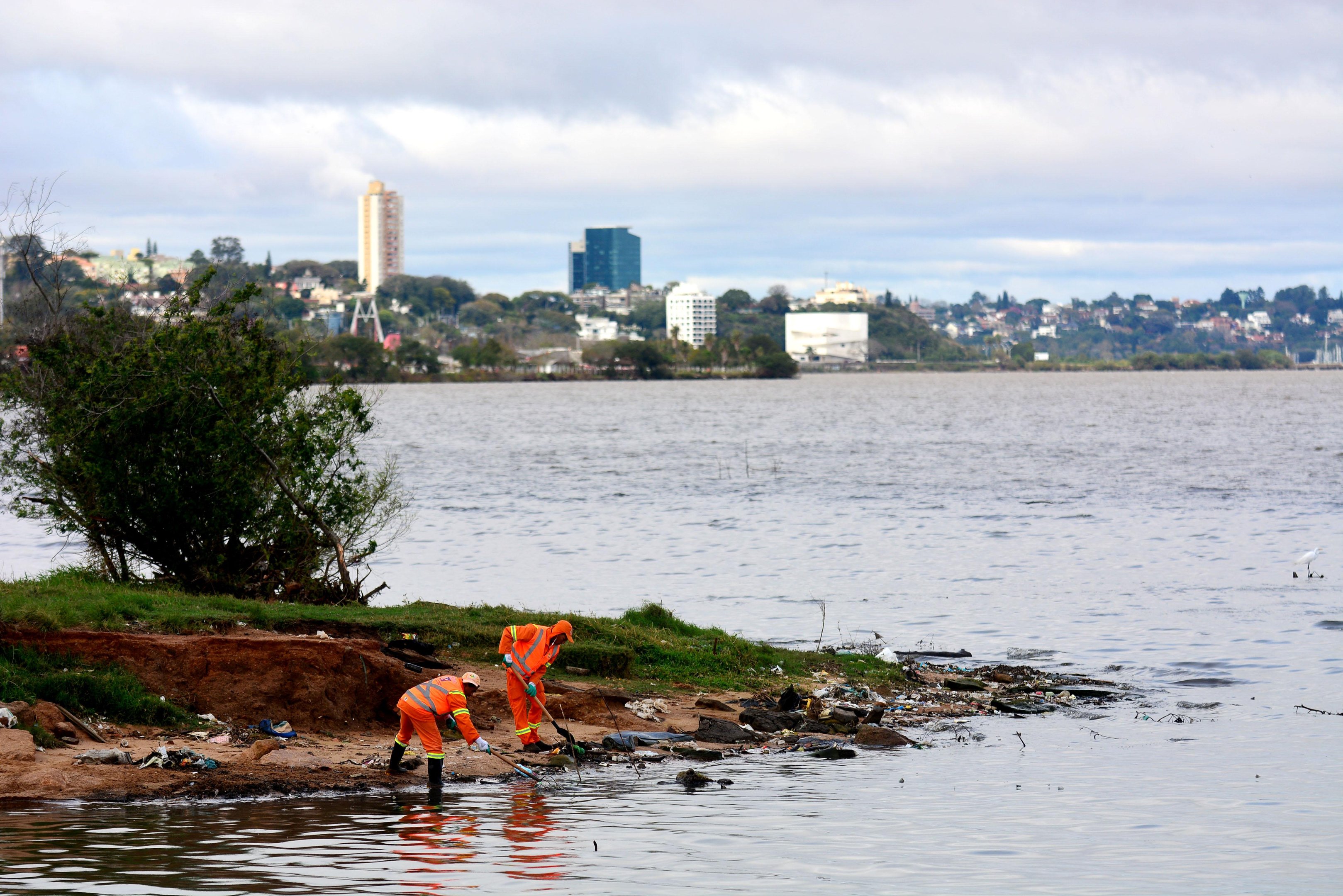 Lixo foi revelado com o recuo do lago