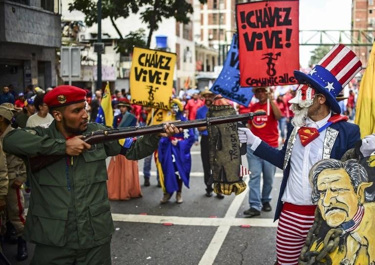 Em rep&uacute;dio a medida, grupo de manifestante realizou marcha em advert&ecirc;ncia ao uso de for&ccedil;a militar