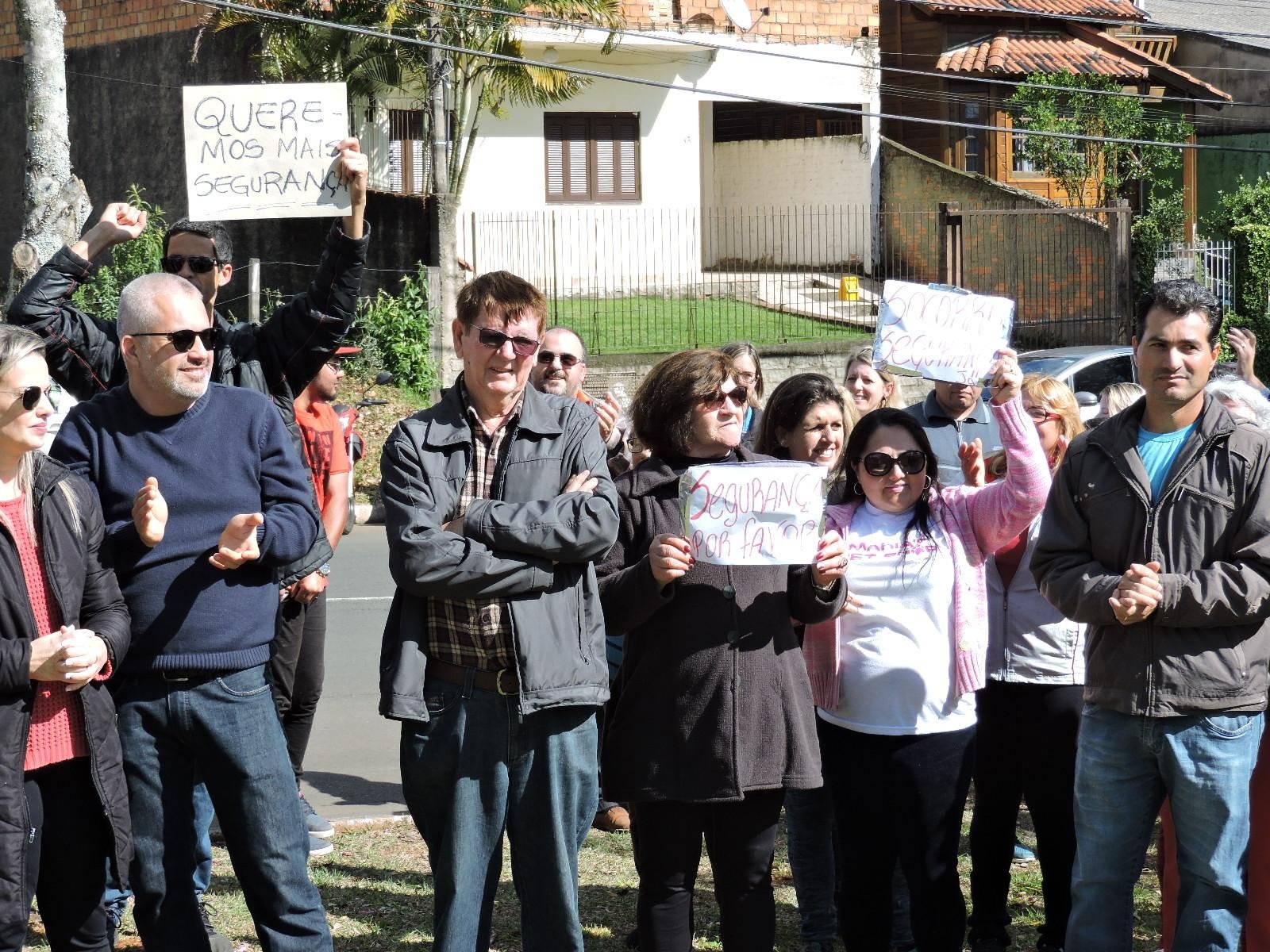 Moradores fazem protesto contra viol&ecirc;ncia no bairro S&atilde;o Jos&eacute;, em Canoas