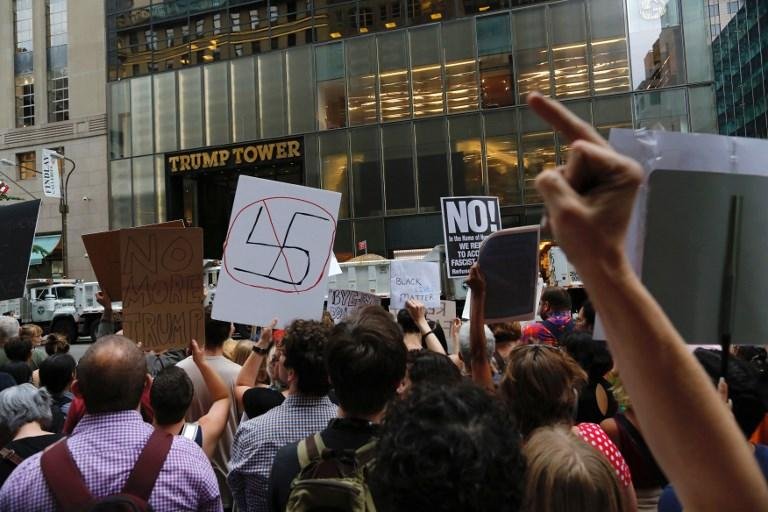 Pelo menos uma manifestante foi derrubada e detida por policiais