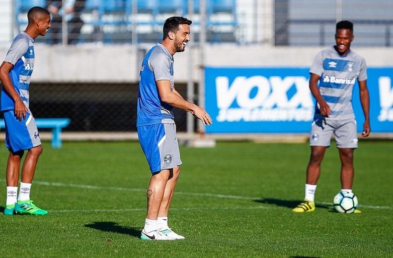 Renato define time em treino fechado e deixa d&uacute;vida na lateral