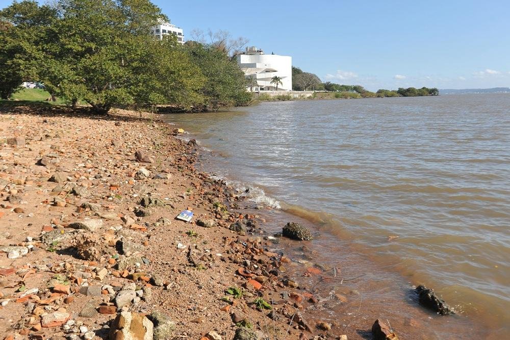 Nas proximidades da Funda&ccedil;&atilde;o Iber&ecirc; Camargo, a beira do Gua&iacute;ba se assemelhava &agrave;s praias do Litoral Norte do Estado