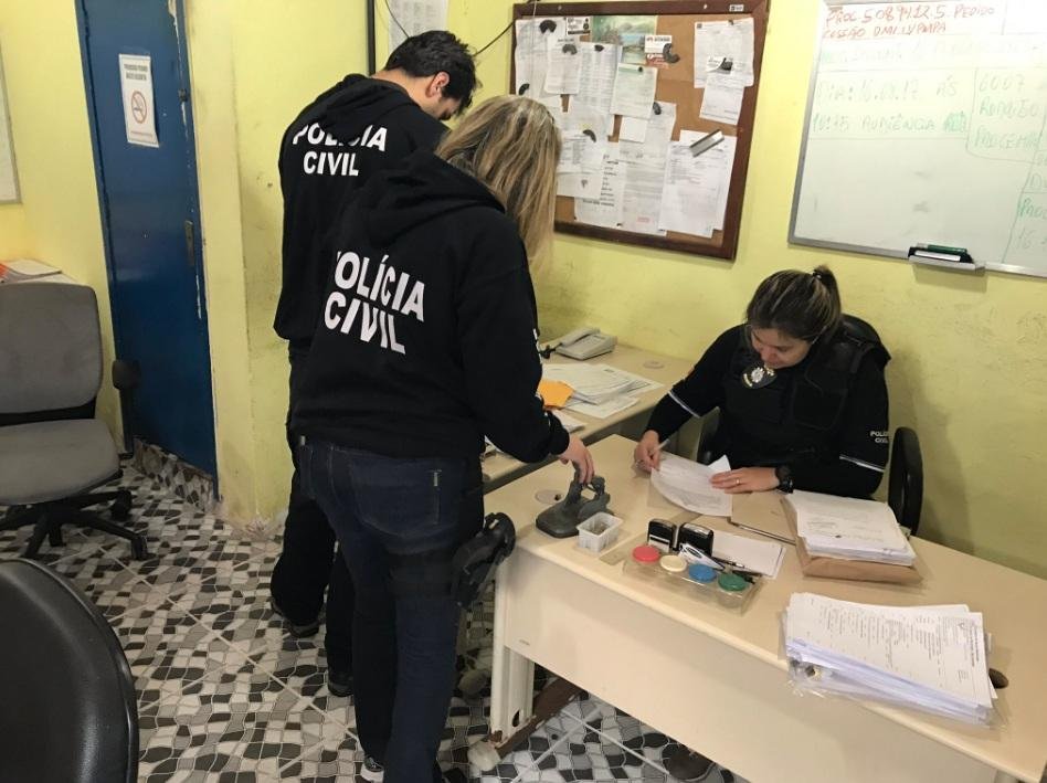 Policiais apreendem documentos durante a a&ccedil;&atilde;o