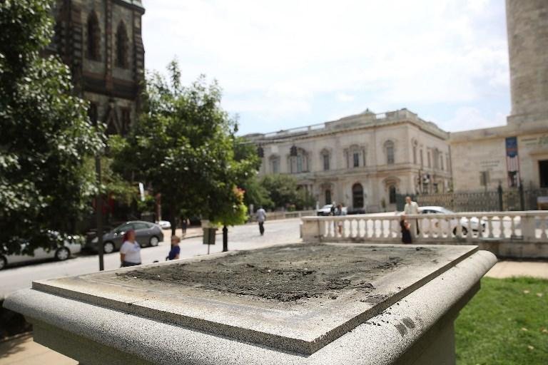 Est&aacute;tuas foram retiradas com um guindaste e levadas de caminh&atilde;o