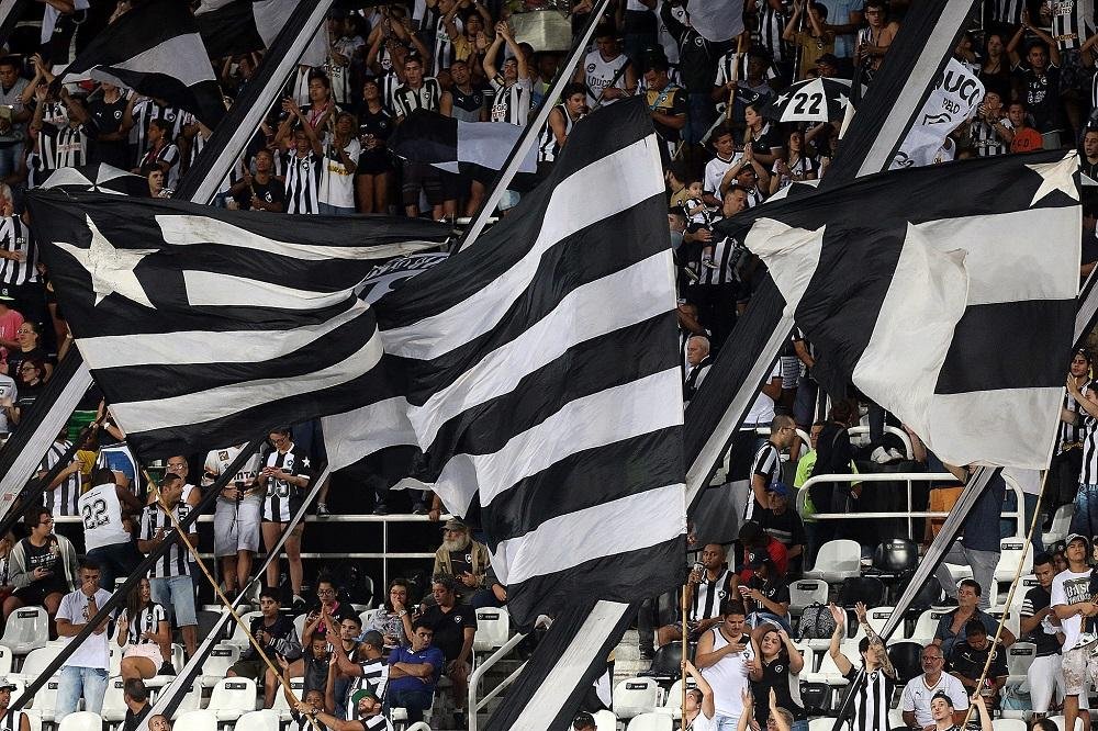 Torcedor do Botafogo &eacute; detido por inj&uacute;rias raciais em cl&aacute;ssico