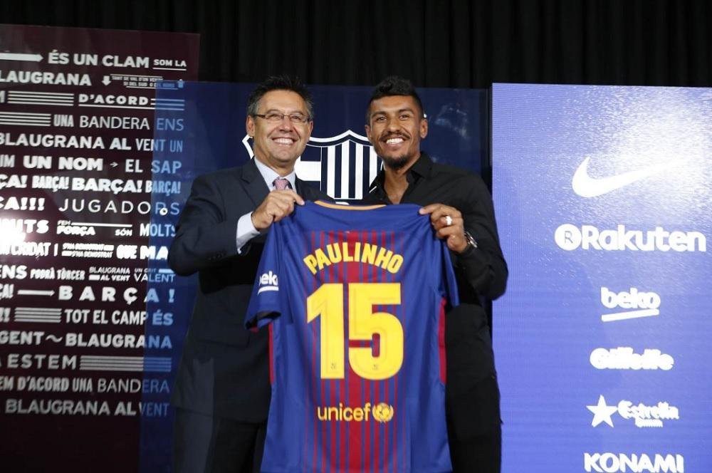 Paulinho &eacute; apresentado no Barcelona