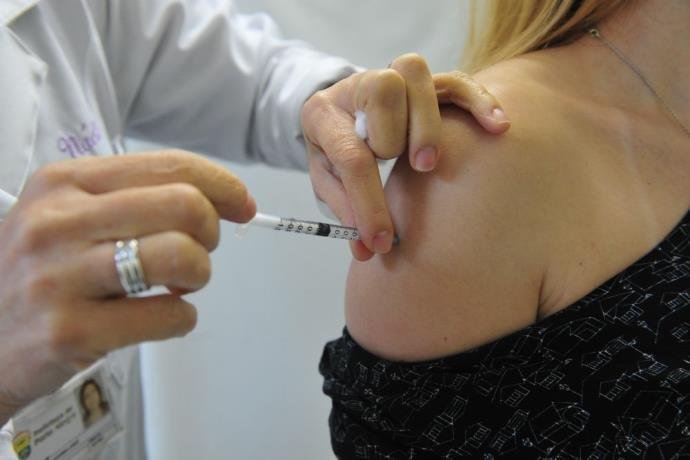 Terminado o estoque que est&aacute; prestes a vencer, as vacinas dever&atilde;o voltar a ser administradas apenas para o p&uacute;blico-alvo