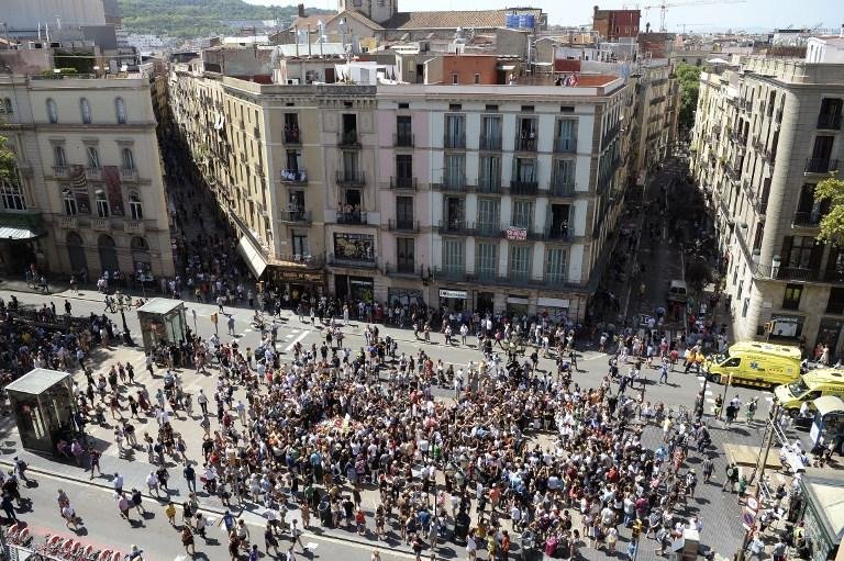 Multid&otilde;es foram &agrave;s ruas em Barcelona para prestar homenagem &agrave;s v&iacute;timas