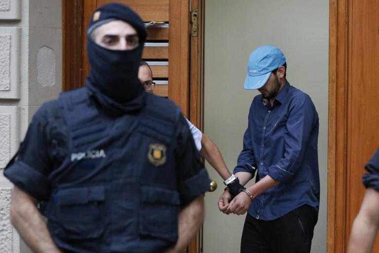 Pol&iacute;cia deteve at&eacute; o momento quatro suspeitos em outras duas localidades na Catalunha