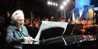 João Carlos Martins acompanhou os músicos tocando piano na abertura do Festival de Cinema de Gramado