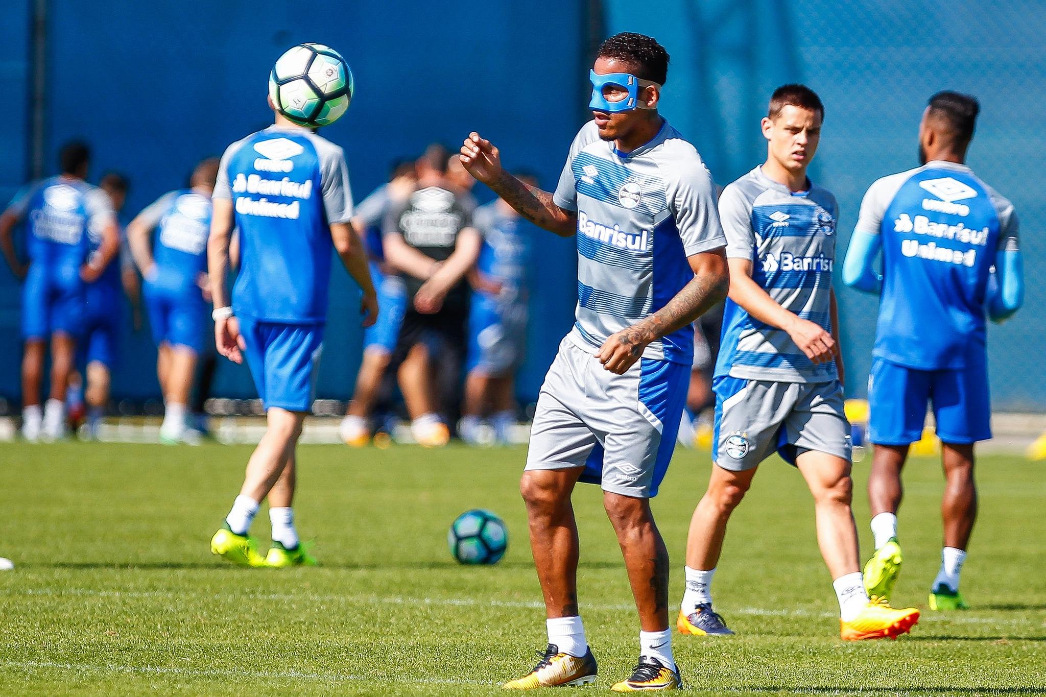 Arroyo usou uma m&aacute;scara para proteger o nariz