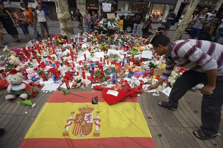 Popula&ccedil;&atilde;o segue com homenagens em Barcelona