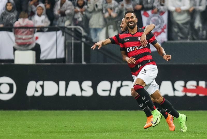 Vit&oacute;ria derruba a invencibilidade do Corinthians