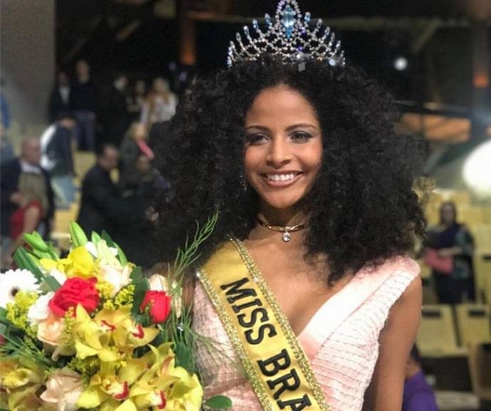 Monalysa Alc&acirc;ntara recebeu a coroa e a faixa das m&atilde;os de Raissa Santana